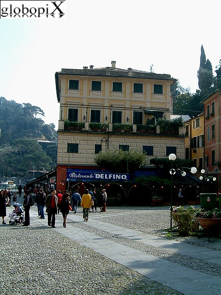 La facciata del Ristorante Delfino nella piazzetta di Portofino